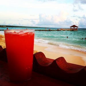 Cocktail coloré en front de mer en République Dominicaine