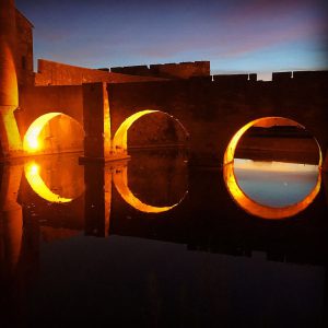Photos de nuit des remparts éclairés et Tour Constance à Aigues Mortes