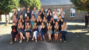 Portrait de toute l'équipe d'enseignement dans la cour d'école avant la rentrée 2016
