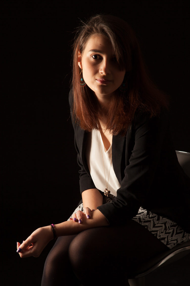 Fond noir, éclairage latéral, couleur